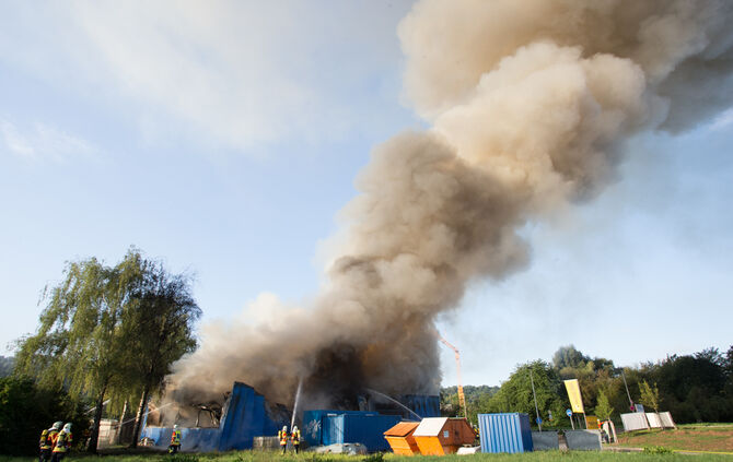 Aktuell: Feuer in Lagerhalle, Fenster und Türen geschlossen halten - Bild 13_58
