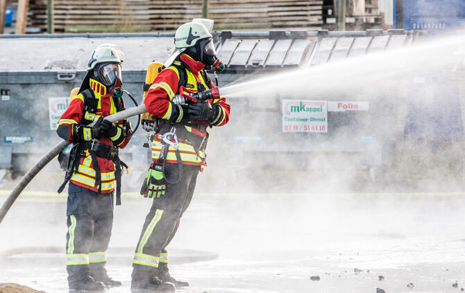 Aktuell: Feuer in Lagerhalle, Fenster und Türen geschlossen halten - Bild 12_59