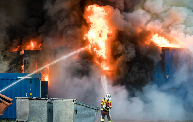 Aktuell: Feuer in Lagerhalle, Fenster und Türen geschlossen halten - Bild 11_60