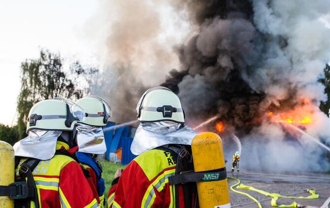 Aktuell: Feuer in Lagerhalle, Fenster und Türen geschlossen halten - Bild 10_61