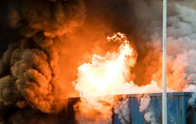 Aktuell: Feuer in Lagerhalle, Fenster und Türen geschlossen halten - Bild 08_62