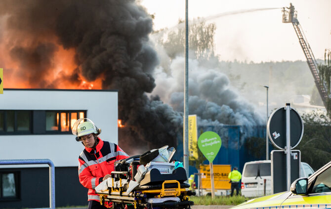 Aktuell: Feuer in Lagerhalle, Fenster und Türen geschlossen halten - Bild 07_63