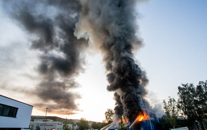 Aktuell: Feuer in Lagerhalle, Fenster und Türen geschlossen halten - Bild 06_64
