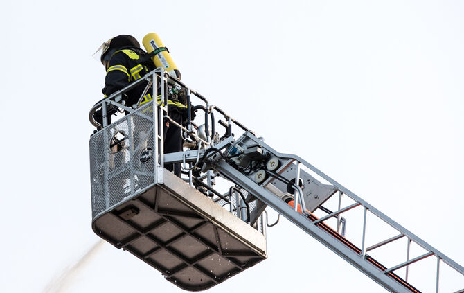 Aktuell: Feuer in Lagerhalle, Fenster und Türen geschlossen halten - Bild 05_65