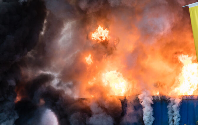 Aktuell: Feuer in Lagerhalle, Fenster und Türen geschlossen halten - Bild 04_66