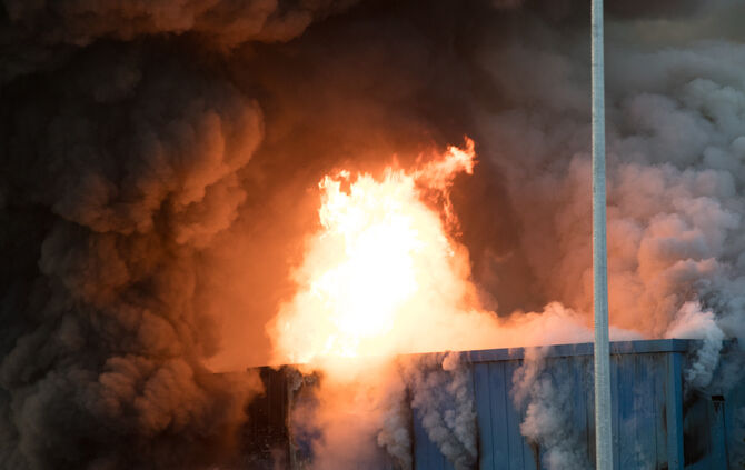 Aktuell: Feuer in Lagerhalle, Fenster und Türen geschlossen halten - Bild 02_68