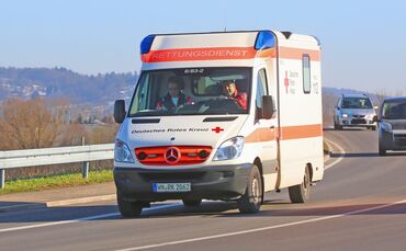 Rettungswagen RTW Rettung Krankenwagen Blaulicht Symbol Symbolbild Symbolfoto