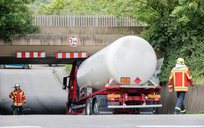 Lkw hängt unter Brücke fest - Bild 08_0