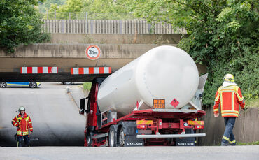 Lkw hängt unter Brücke fest - Bild 08_0