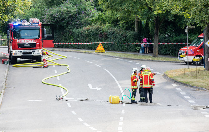 Lkw hängt unter Brücke fest - Bild 10_1