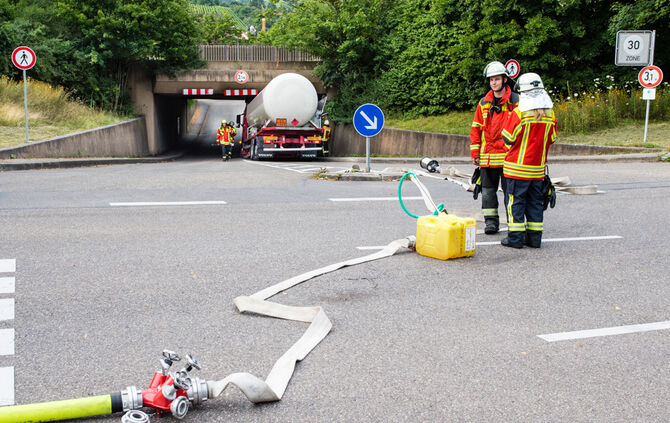Lkw hängt unter Brücke fest - Bild 09_2