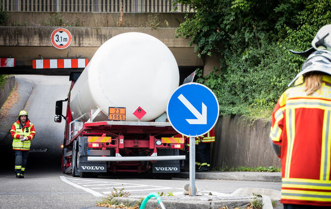 Lkw hängt unter Brücke fest - Bild 07_3