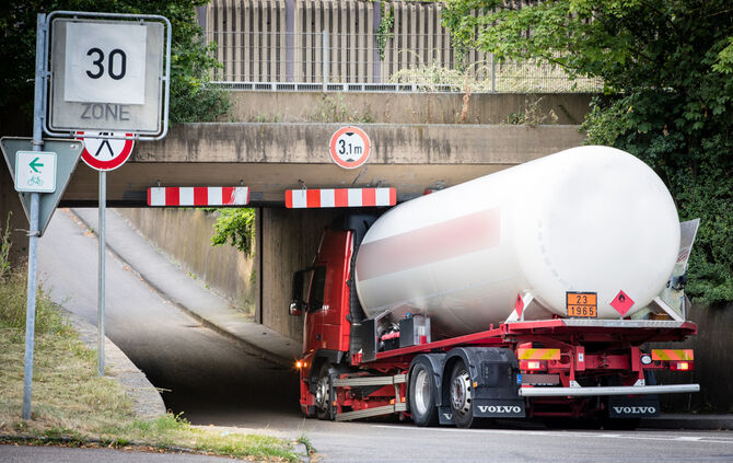 Lkw hängt unter Brücke fest - Bild 06_4