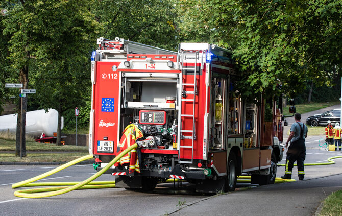 Lkw hängt unter Brücke fest - Bild 04_6