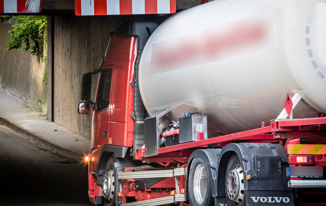 Lkw hängt unter Brücke fest - Bild 03_7