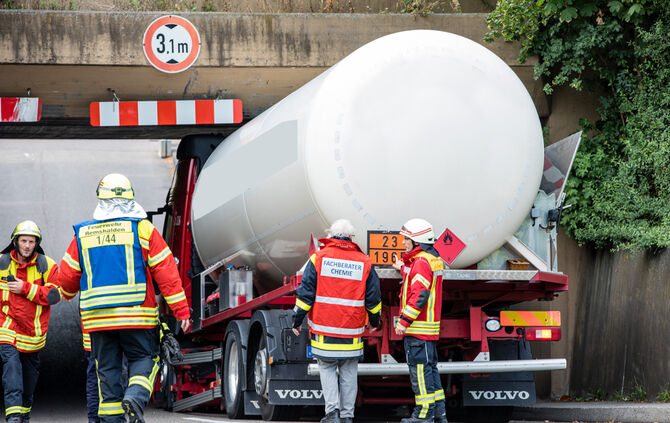 Lkw hängt unter Brücke fest - Bild 02_0