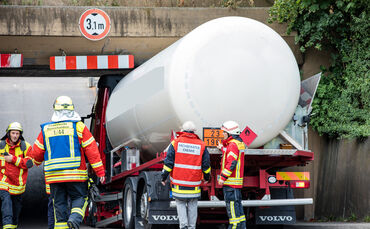 Lkw hängt unter Brücke fest - Bild 02_0