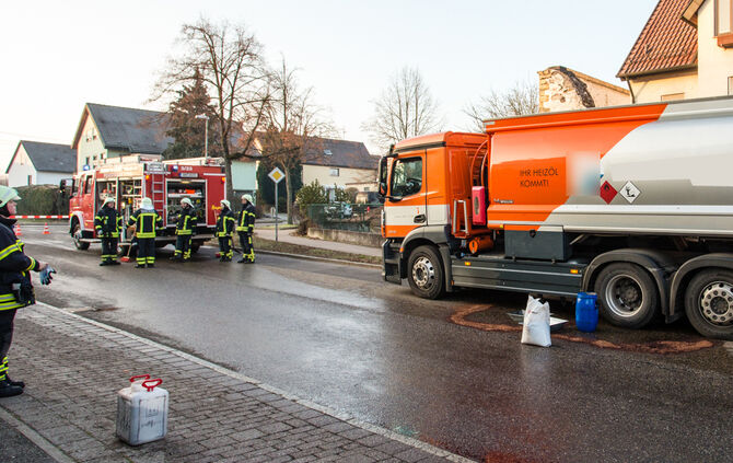 Heizöl ausgelaufen: Ortsdurchfahrt gesperrt - Bild 11_0