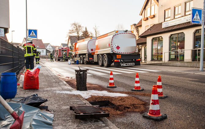 Heizöl ausgelaufen: Ortsdurchfahrt gesperrt - Bild 05_4