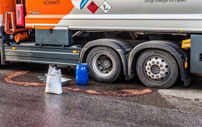 Heizöl ausgelaufen: Ortsdurchfahrt gesperrt - Bild 01_11