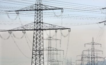 Strommasten Strommast Strom Stromausfall Leitung Symbol Symbolbild symbolfoto