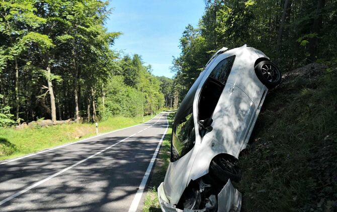 Auto landet im Graben - Straße gesperrt_0