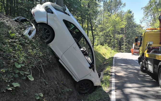 Auto landet im Graben - Straße gesperrt_1