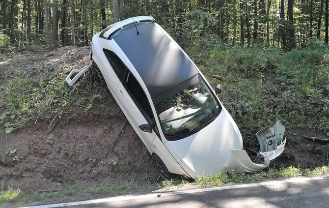 Auto landet im Graben - Straße gesperrt_2