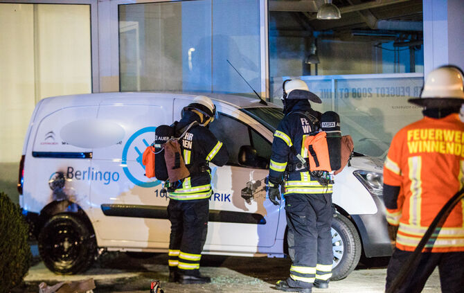 Brandstiftung beim Autohaus - Bild 09_15