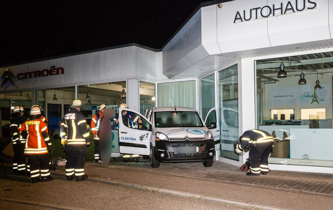 Brandstiftung beim Autohaus - Bild 05_23