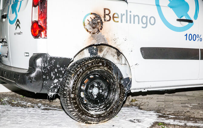 Brandstiftung beim Autohaus - Bild 07_22