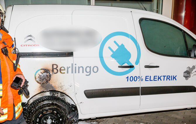 Brandstiftung beim Autohaus - Bild 01_21