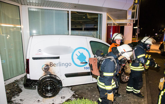 Brandstiftung beim Autohaus - Bild 02_20