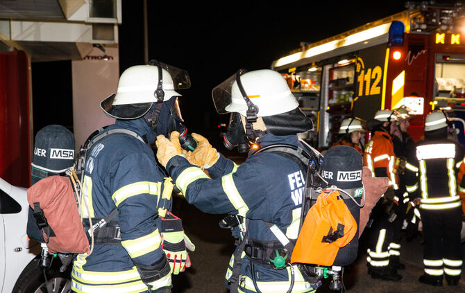 Brandstiftung beim Autohaus - Bild 03_19