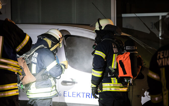 Brandstiftung beim Autohaus - Bild 04_18