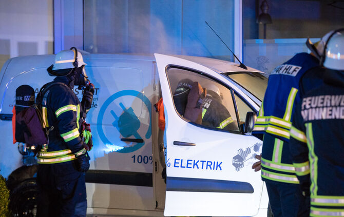 Brandstiftung beim Autohaus - Bild 06_17