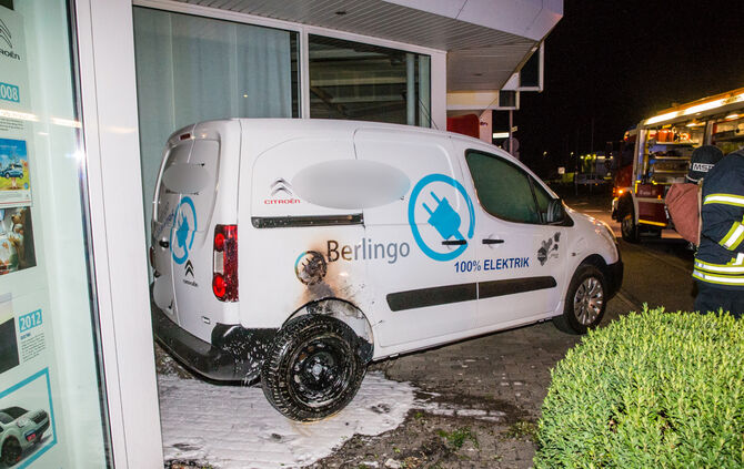 Brandstiftung beim Autohaus - Bild 08_16