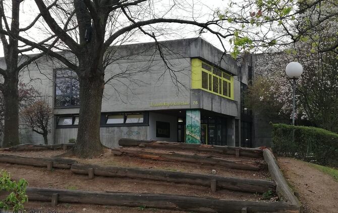 300 Kilo Schwere Skulptur Umgeworfen Blaulicht Zeitungsverlag Waiblingen 