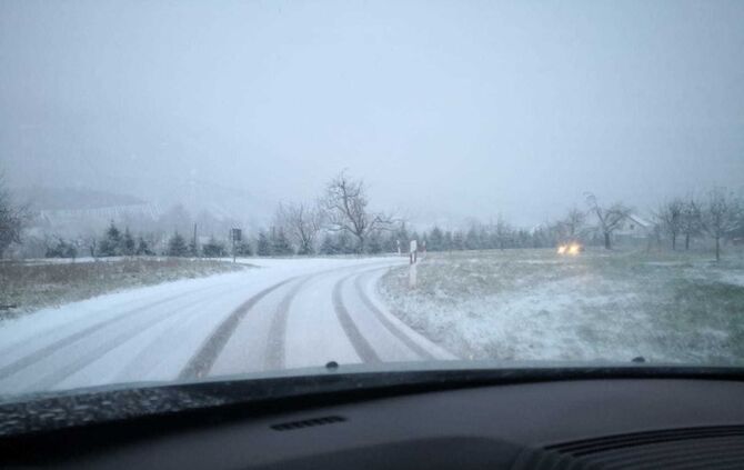 Winter Schnee Auto Fahren Blaulicht symbol symbolbild symbolfoto