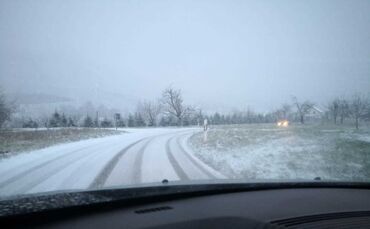 Winter Schnee Auto Fahren Blaulicht symbol symbolbild symbolfoto
