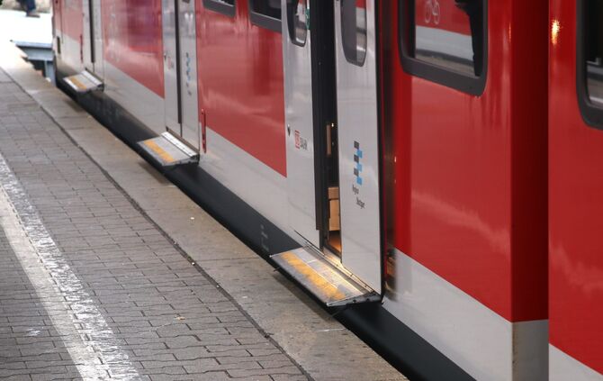 S-Bahn sbahn s bahn Tür trittbrett bahnsteig symbol symbolbild symbolfoto