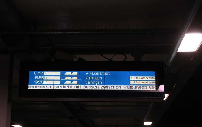 S-Bahn sbahn s bahn anzeigetafel ausfall symbol  symbolbild symbolfoto