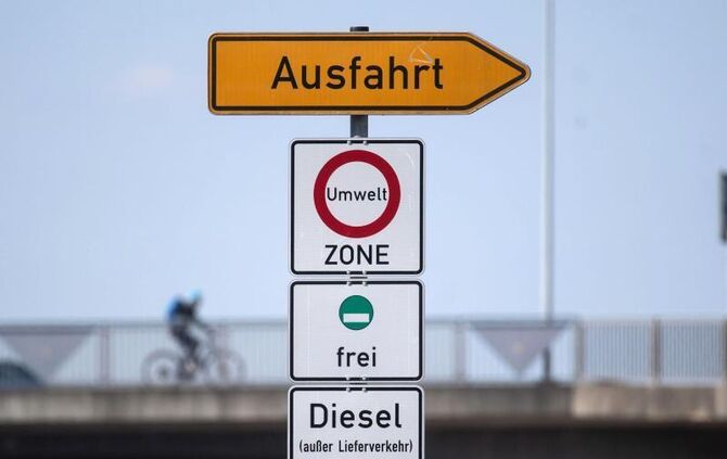 Ein Schild weist auf ein Fahrverbot