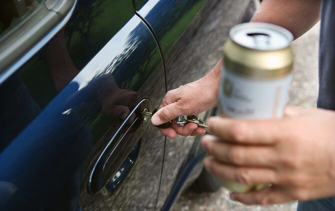 Alkohol Symbol Symbolbild Alkohol am Steuer Trunkenheitsfahrt