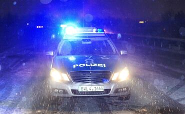 polizeifahtrzeug mit blaulicht   eisglaette verkehr unfall