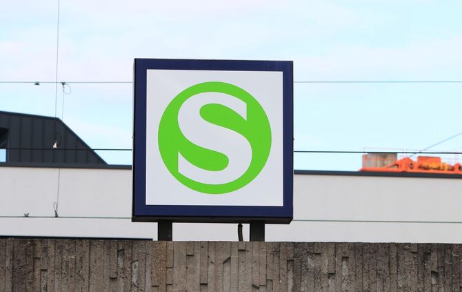 S-Bahn sbahn s bahn logo  symbol symbolbild symbolfoto