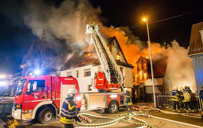 Großbrand in zwei Wohnhäusern, Hohenacker Str., Waiblingen-Hegnach, 05.02.2019.