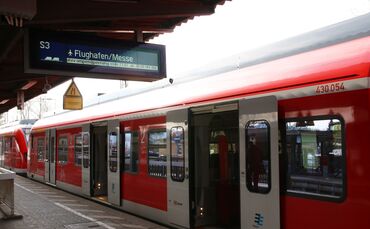 S-Bahn sbahn s bahn winnenden s3  bahnhof symbol symbolbild symbolfoto