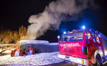 Holzstapel Nähe Tennisclub angezündet - Bild 01_0
