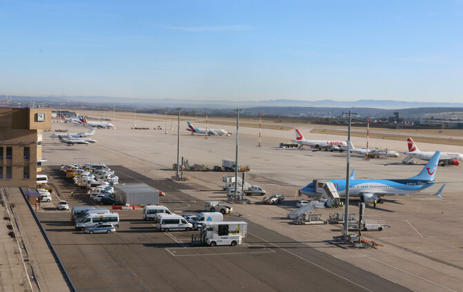 Flughafen Stuttgart Flugzeuge Symbolfoto